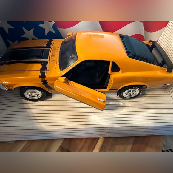 1970 FORD BOSS MUSTANG with Shaker Hood| Orange| Die Cast Metal - Picture 6 of 8